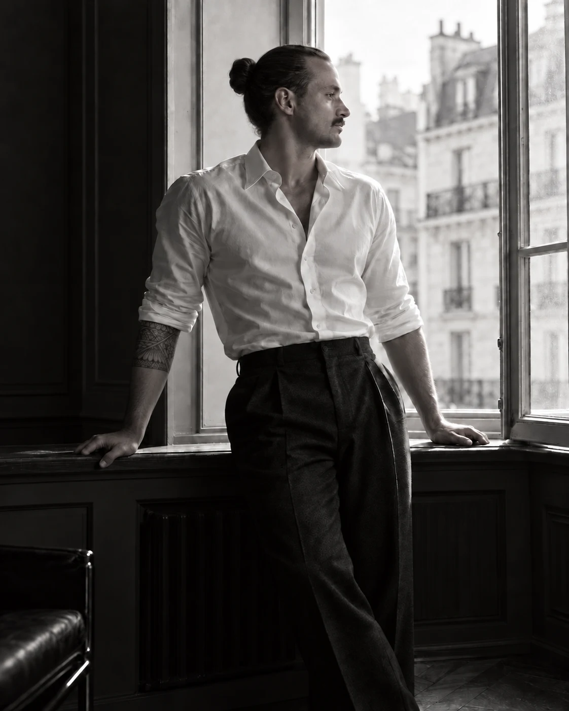 Alex con camisa blanca junto a un ventanal